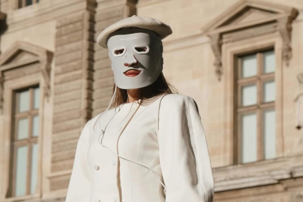 Professioneel LED masker van Dermalab voor gezicht, hals en décolleté bij Bar à Beauté Knokke