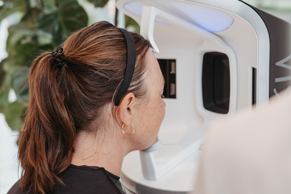 Vrouw met stralende huid tijdens persoonlijk skinconsult bij Bar à Beauté in Knokke