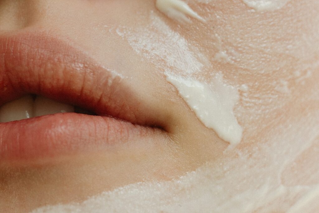 Vrouw brengt skincare aan na haar huidbehandeling bij Bar à Beauté in Knokke
