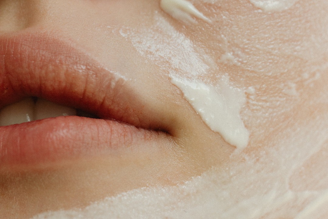 Vrouw brengt skincare aan na haar huidbehandeling bij Bar à Beauté in Knokke